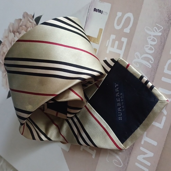 Vintage  Burberry  tie - Picture 1 of 15